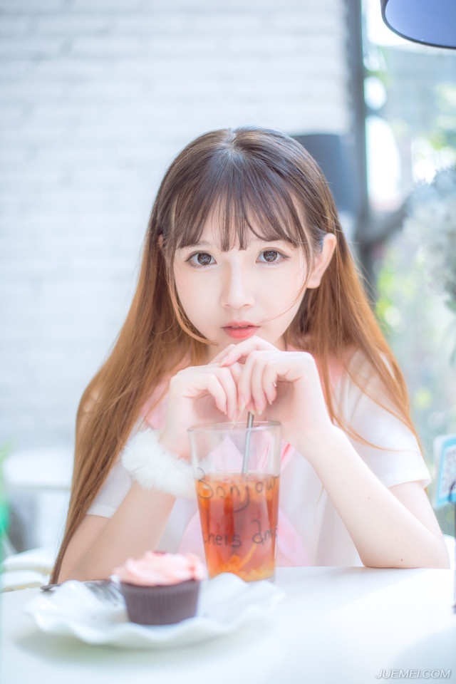 “明日一定要见到主公，将军中情况说于主公去听，再这么下去，不等吕布攻进来，军队自己就要先乱了。”心中下了决定，刘璝心神也松懈下来，一股浓浓的困意袭来，不知不觉，就坐在椅子上睡着，直到次日日上三竿的时候才醒来。